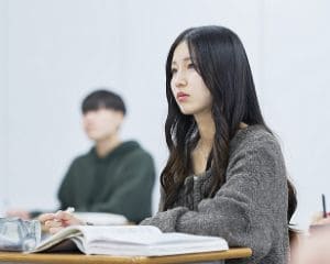 生理学の授業を受ける女子学生