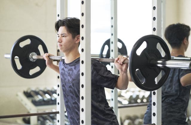 バーベルを使ったウエイトトレーニングの指導方法を学ぶ、アスレチックトレーニングの授業風景