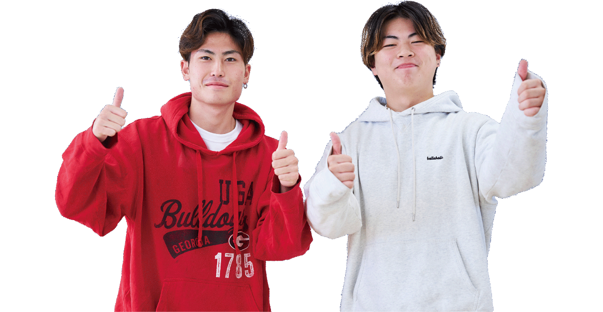 学校独自の授業が充実！笑顔で「いいね！」をする東日本医療専門学校の男子学生2人