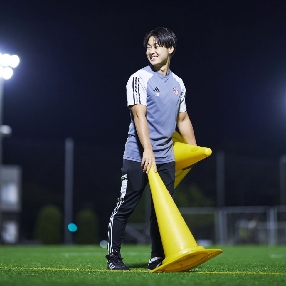トレーニング用具を運ぶ山田凌雅さん