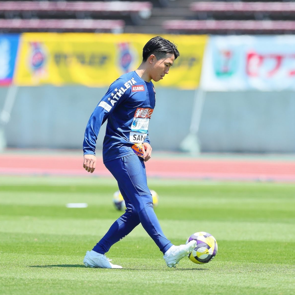 サッカーの練習に参加する高橋功大さん