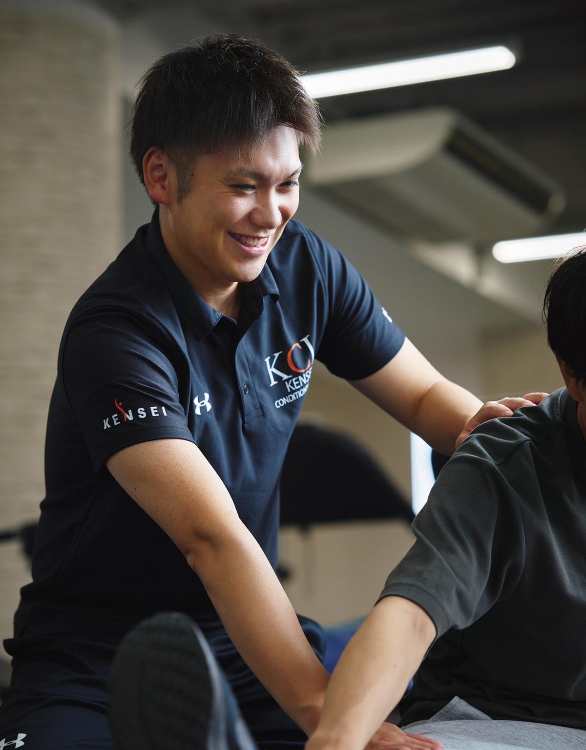 プロスポーツトレーナーになるための実習を行う真剣な表情の東日本医療専門学校の学生