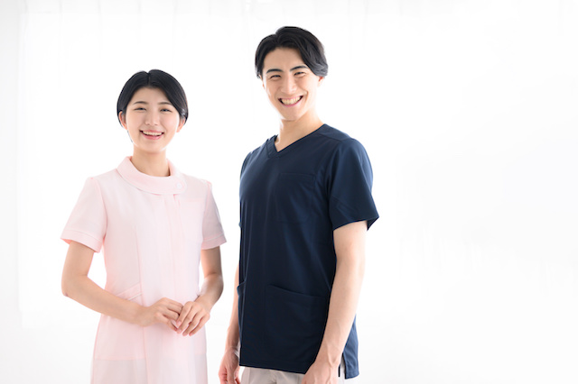 医療従事者を目指す学生のイメージ。清潔感のあるユニフォームに身を包み、希望に満ちた表情の男女