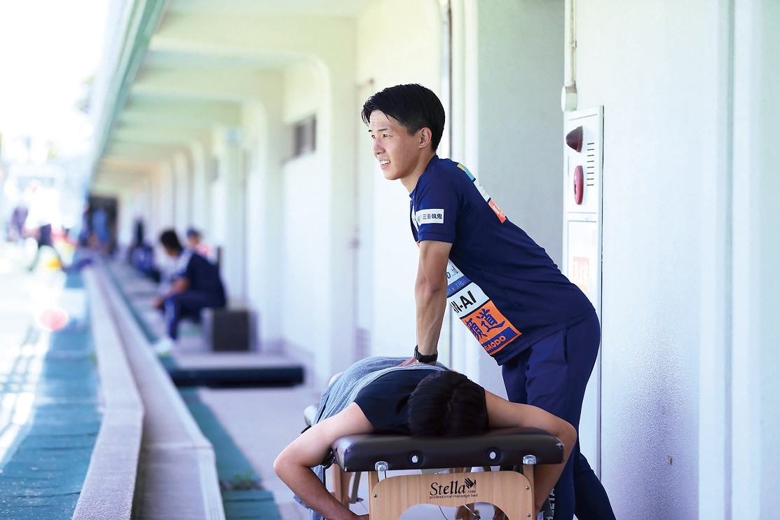 男性スポーツトレーナーの写真です。