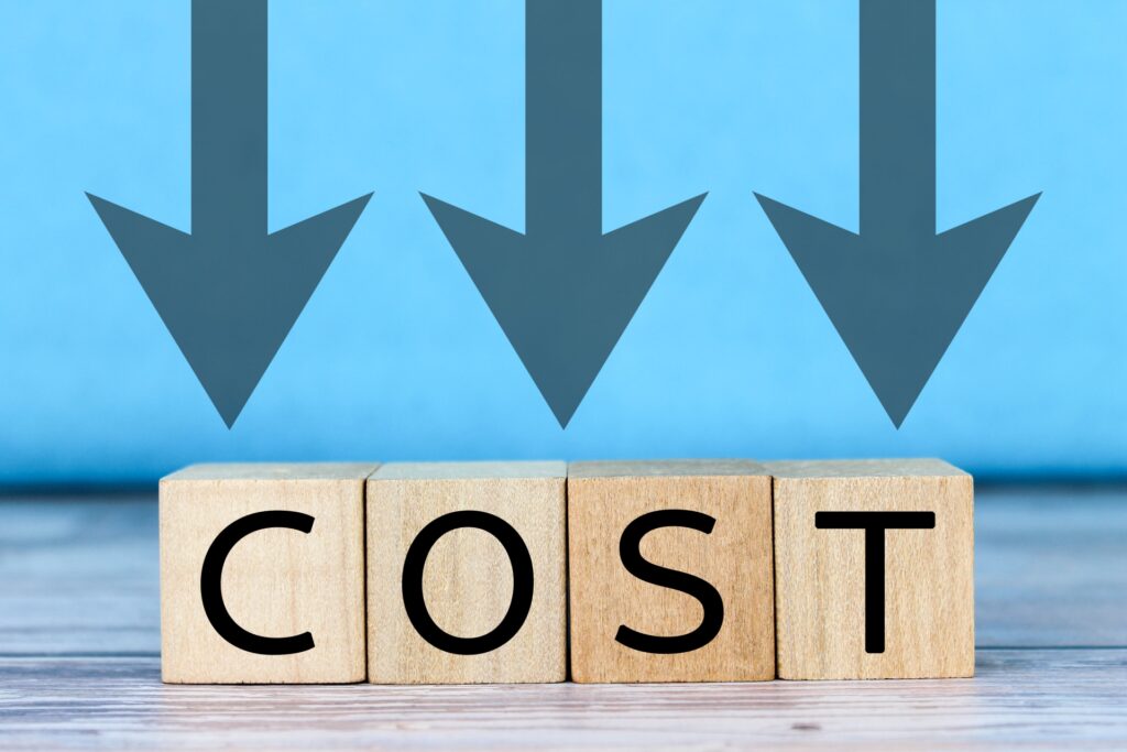 「COST」と書かれた積み木に向かって、下向きの矢印が並んでいる写真です。