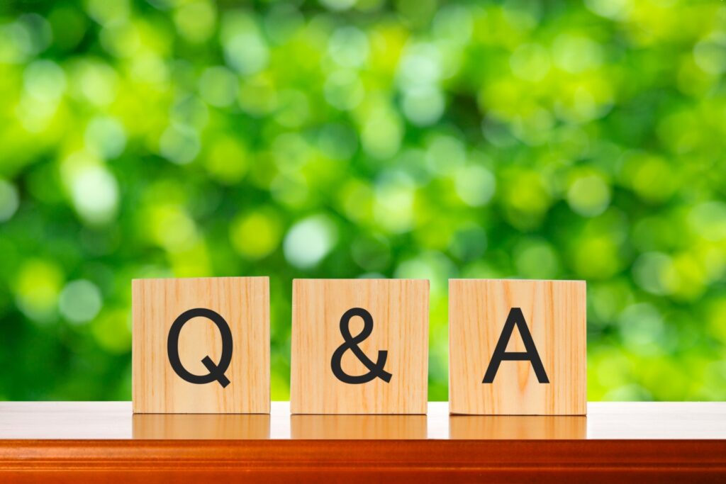 木製ブロックに書かれた「Q&A」の文字が並んでいる写真です。