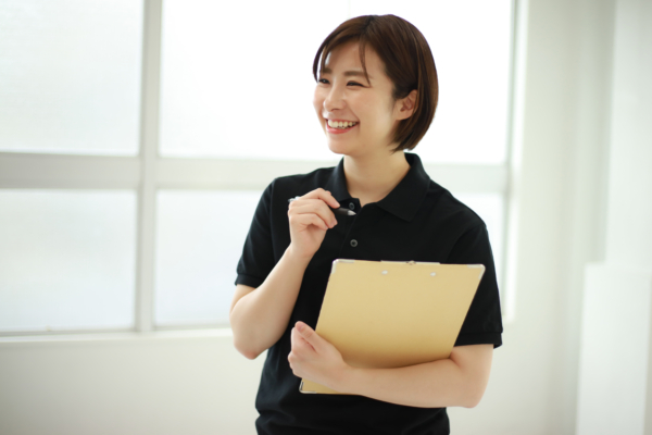 笑顔の女性鍼灸師の写真です。