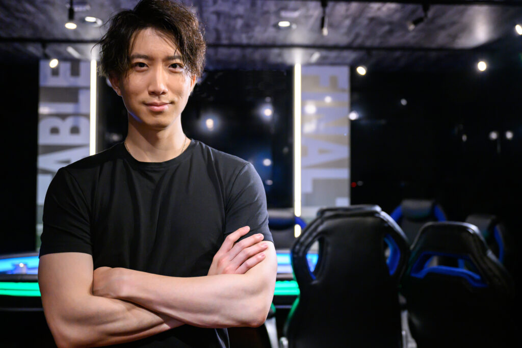 アスレティックトレーナーの男性の写真です。