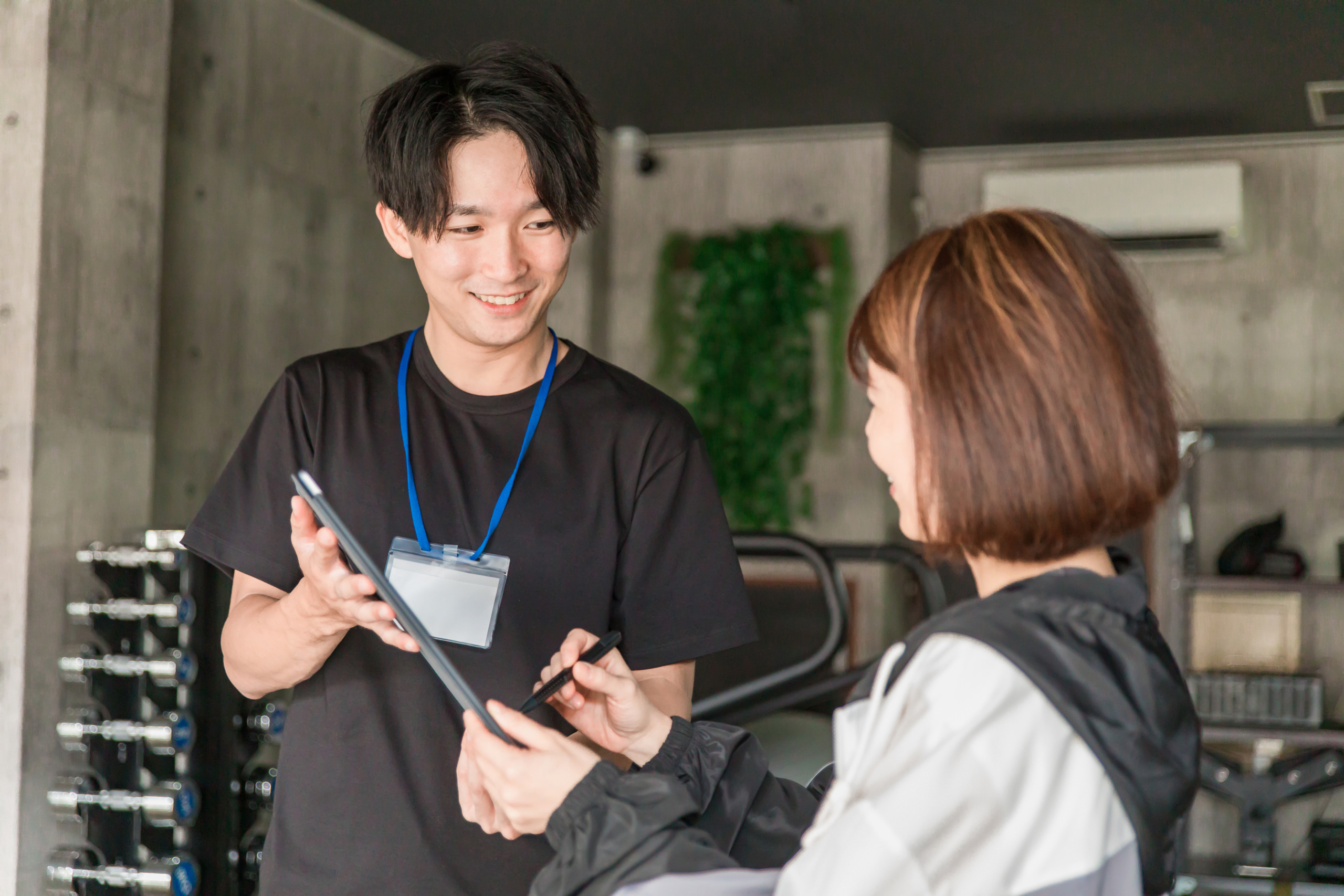 パーソナルジムでトレーナーがヒアリングをしている写真です。